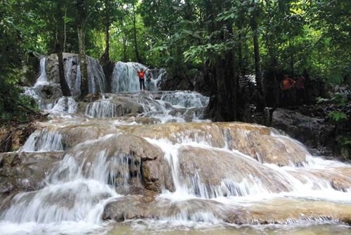 Hòa Bình: Thác Trăng hoang sơ đầy thơ mộng
