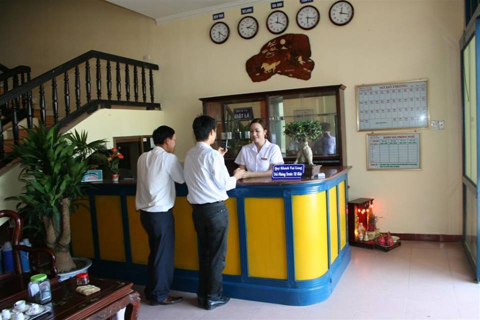Lễ tân khách sạn Hồ Gươm Sầm Sơn