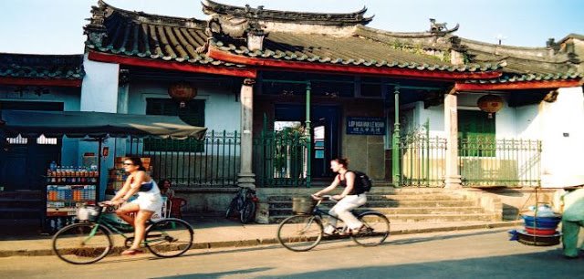 Du khách đạp xe trên phố cổ Hội An